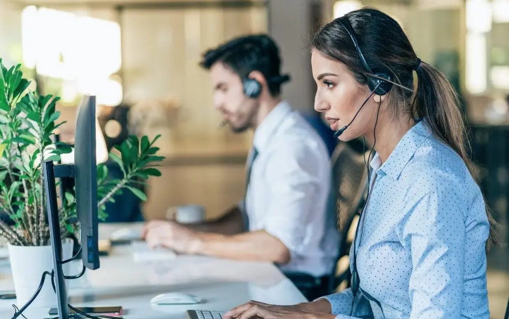 Local customer service – customer support specialist assisting online shoppers